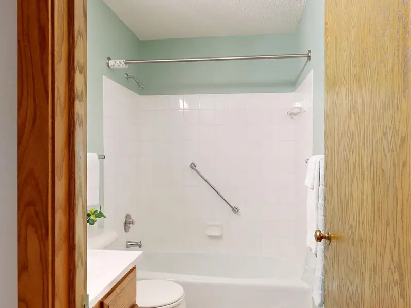 Baño reformado con azulejo blanco, Petrer